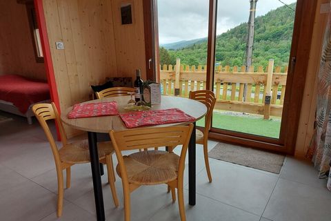 Ces 2 chalets confortables et indépendantes sont magnifiquement situés sur une pente surplombant la vallée et les montagnes de St Maurice. Le centre ville est accessible à pied depuis les chalets. Terrasse avec mobilier de jardin et barbecue. Les 2 p...