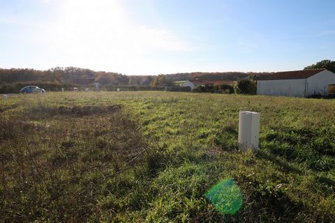 Gelegen op 10 minuten van Saintes, in het charmante dorpje Port d'Envaux, bouwgrond voor een oppervlakte van 680 m2 onderhouden, riolering, integratie van een kleine onderverdeling van 5 percelen in een rustige en groene omgeving. Vrij van bouwer. Vo...