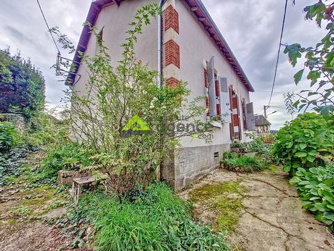 Votre Petite agence GUERET vous propose à la vente cette maison ancienne située sur la commune de Guéret. Située sur les hauteurs de Guéret, à 2 pas de toutes commodités. Aménagée sur deux niveaux, cette maison offre au rez de chaussée, séjour-salle ...