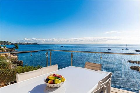 Penthouse em frente ao mar com acesso direto à praia. Esta magnífica propriedade tem uma área de aproximadamente 141m2 mais terraço, é composta por uma sala com lareira e acesso direto ao terraço de aproximadamente 15m2 e vista mar, cozinha equipada ...