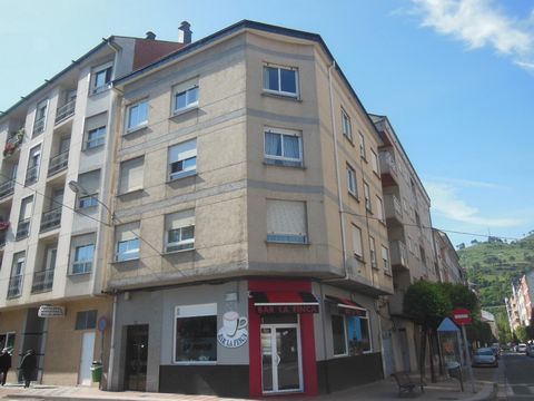 Vom Wohngebäude zum Boutique-Hotel: Entdecken Sie das Potenzial dieser Transformation. Dieses Gebäude in der Rua Eloi Rodríguez Barrios 45 in O Barco de Valdeorras ist viel mehr als eine Immobilie zum Verkauf: Es ist eine Investitionsmöglichkeit mit ...