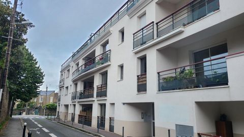 A quelques minute de l'hyper centre, proche des bus, au calme avec vue magnifique sur monument historique et sans vis à vis appartement en dernier étage avec ascenseur, d'une petite résidence récente dans un quartier résidentiel. L'appartement est en...