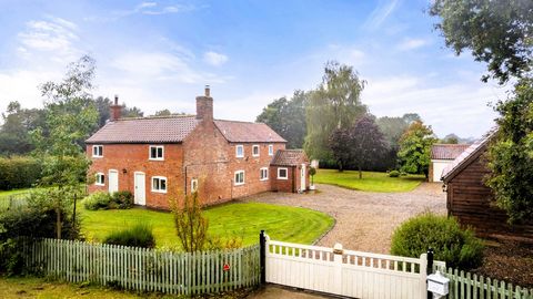 Een prachtig karakteristiek huisje met vier slaapkamers, gelegen in een landelijke omgeving met elektrische toegangspoorten, met een overvloed aan charme met overal zichtbare kenmerken, ligt op een prachtig perceel van ongeveer 0,5 hectare. De woning...