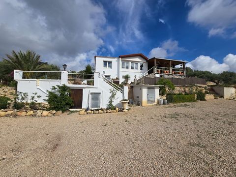 Te presentamos esta encantadora finca con una casa totalmente legalizada de aproximadamente 200 m², situada en la partida de Coll de l’Alba. Ubicada a solo 15 minutos de L’Aldea y 25 minutos de Tortosa, es ideal para quienes buscan tranquilidad en un...