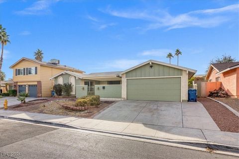 The Perfect Relaxation Nest! Walking In You’ll Notice The Gated Courtyard With Access Into The Home And Garage. Inside You’re Welcomed By A Lovely Brick-Walled Wood Fireplace, And A Huge Living Room Ready For Movie Nights. The Upgraded Kitchen Includ...