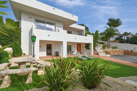 Propiedad con vistas al mar Moraira Exquisita villa mediterránea situada a poca distancia del pueblo. Descubra esta hermosa villa llena de encanto mediterráneo atemporal, perfectamente ubicada, totalmente remodelada en 2022 y enclavada en un barrio t...