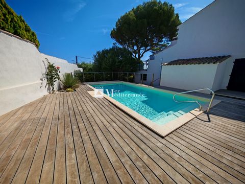 Scopri questo superbo appartamento in fase di finitura, situato in posizione ideale a pochi passi dalla spiaggia. Con una generosa superficie di 141,64 m2 al piano del giardino, questo spazio abitativo combina comfort e modernità. All'interno, rimarr...