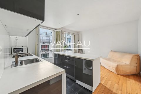 Op een steenworp afstand van het metrostation Boucicaut biedt het agentschap VANEAU u een 3-kamerappartement van 50,34 m² aan op de 3e verdieping, bestaande uit: een entree met kast/kleedkamer, een centraal eiland dat uitkomt op een woonkamer van 21 ...