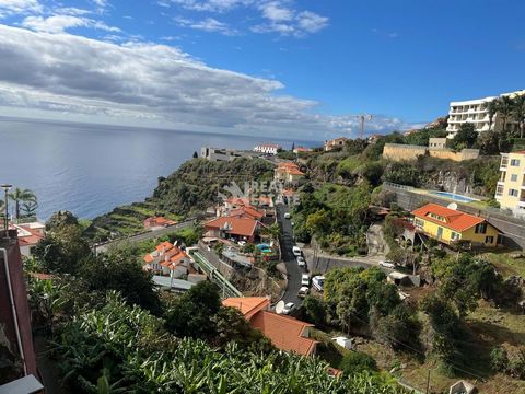 Wenn Sie auf der Suche nach einem Grundstück in der charmanten Gemeinde Calheta sind, sind Sie hier genau richtig. Dieses großzügige und vielseitige Grundstück ist der ideale Ort, um Ihren Traum zu verwirklichen. Mit einer Gesamtfläche von 1300 Quadr...