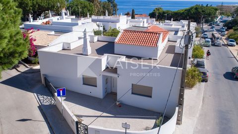 Cette charmante villa avec piscine et vue mer, entièrement rénovée, est située à quelques pas de la plage (300m), dans un quartier résidentiel paisible mais à proximité de toutes les commodités telles que supermarché, restaurants et magasins, le tout...