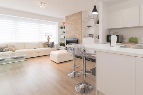 Dieses neu gebaute Apartment mit 2 Schlafzimmern befindet sich im 2. Stock des prestigeträchtigen Residentie Ensor Tower II im Stadtteil Oosteroever. Es verfügt über eine geräumige Terrasse mit Loungemöbeln, die sich perfekt zum Entspannen im Freien ...