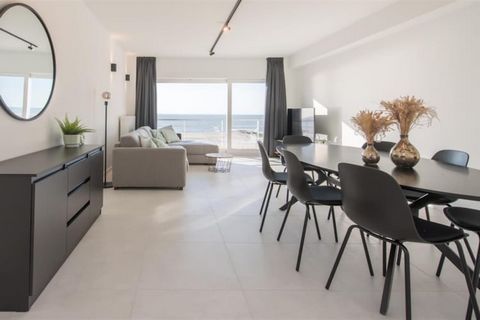 Cet appartement de 2 chambres récemment construit est situé au 2ème étage de la prestigieuse tour Residentie Ensor II, située dans le quartier d'Oosteroever. Il dispose d'une terrasse spacieuse avec mobilier de salon, parfaite pour se détendre en ple...