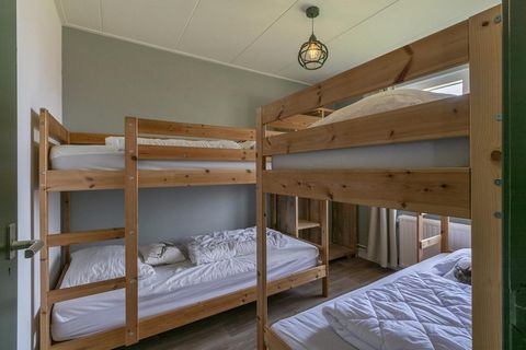 Welkom in een uitnodigend vakantiehuis ontworpen voor grotere groepen, met een heerlijke mix van landelijke charme en modern comfort. Deze ruime woning is zorgvuldig verdeeld in een voor- en achtergedeelte, waardoor het perfect is voor families en vr...