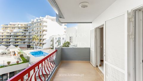 Diese elegante 2-Schlafzimmer-Wohnung befindet sich in einer der prestigeträchtigsten Gegenden von Vilamoura , im Goldenen Dreieck , und bietet einen Blick auf das Meer und die berühmten Hotels der Algarve-Region. Die Wohnung ist voll möbliert und be...