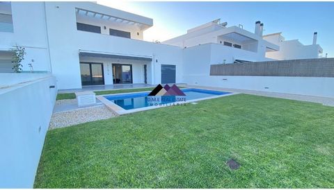 Fantastic Villa located in the Turquesa Residence Urbanization in São Bartolomeu do Sul. This 3-story villa boasts excellent finishes, modern lines, and impressive spaces. On the ground floor, it includes a yard, parking with access to a spacious gar...