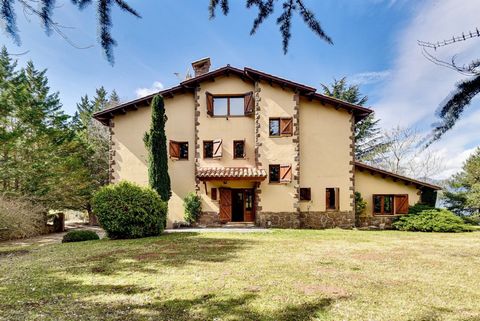 Construido a finales de los años 80 por dos investigadores universitarios con la visión de crear un espacio fusionando el paisaje y el silencio para proporcionar confort, este chalet se erige como un refugio tranquilo entre Sant Joan de les Abadesses...