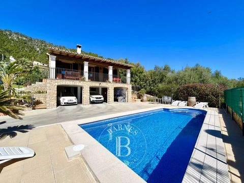 Precioso chalet de piedra a las afueras del pueblo de Alaró, a cinco minutos andando del centro y sus comercios, disfrutando de la tranquilidad del campo gracias a su fabulosa ubicación. La propiedad cuenta con un total de cuatro dormitorios y tres b...