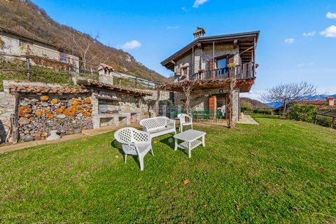 In Panoramalage inmitten der Hügel von Gargnano gelegen, empfängt uns die Villa Formaga mit einem traditionellen rustikalen Stil, der sich durch eine authentische, tief in der Region verwurzelte Architektur auszeichnet. Perfekt in die natürliche Umge...