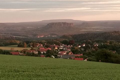 Unsere Ferienwohnung befindet sich im 1. Obergeschoss des Bauernhauses. Und verfügt über einen sep. Eingang. Die 65 pm sind für 2-4 Personen bewohnbar. Es gibt einen Wohn-/Küchenbereich mit Sitz-und Essecke und ein gemütliches Ecksofa mit Fernseher. ...