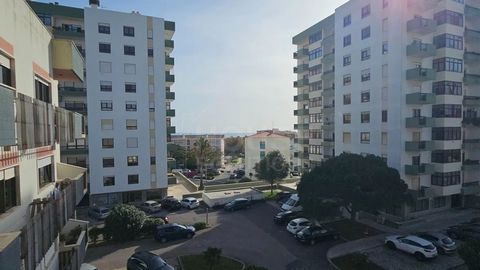 Scopri la tua nuova casa in questo affascinante appartamento con 2 camere da letto nei prestigiosi Jardins do Buzano, a Parede. A soli 2 minuti dal centro e a 10 minuti dal lungomare e dalle spiagge, questa struttura offre uno stile di vita unico e p...