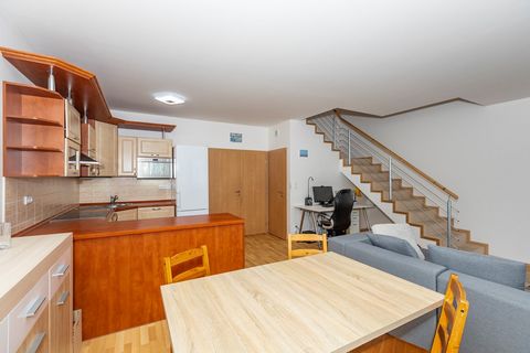 Zonnig duplex appartement in een rustige wijk van Střížkov Ik bied te koop aan een mooi en ruim duplex appartement (3+kk) met een totale oppervlakte van 102,5 m², gelegen in de rustige en groene wijk Střížkov in Praag. Dit moderne appartement is een ...