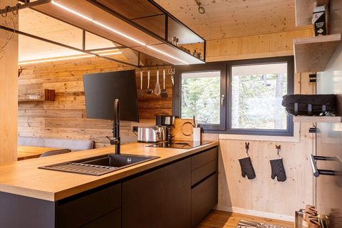 Welkom bij uw perfecte alpine vakantie in dit prachtige chalet van massief hout, met 135 m² aan zorgvuldig ontworpen ruimte verdeeld over twee uitnodigende verdiepingen. Ideaal voor gezinnen of groepen, dit chalet biedt comfortabel plaats aan maximaa...