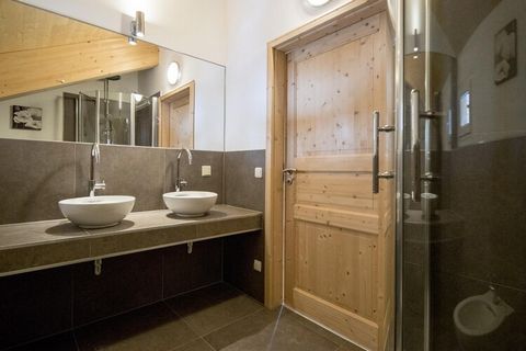 Willkommen in Ihrem perfekten Urlaub in den Alpen - ein wunderschönes 120 m² großes Chalet aus Massivholz, das eine Mischung aus rustikalem Charme und modernem Luxus bietet und bis zu 9 Gäste beherbergen kann. Eingebettet in einen malerischen Pinienw...