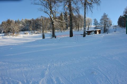 Das kleine, gemütliche Ferienhaus Lada befindet sich am Rande eines Waldes, in einer angenehmen Atmosphäre hoch über der Iser-Tal, ca. 4 km von der Stadt Turnov. Vom Haus aus kann man einen herrlichen Blick onthe Iser, der Berg Kozákov und das Böhmis...