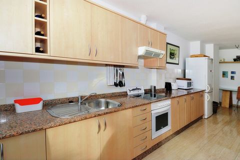 Este luminoso y elegante apartamento en Arrecife tiene 2 dormitorios para albergar a 4 personas. Ideal para una familia, cuenta con una ubicación frente al mar y una terraza privada con hermosas vistas. Disfrute de sus vacaciones costeras a solo 100 ...