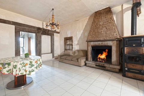 VITORCHIANO - PALAIS DE COLONNE A l'intérieur du village de Vitorchiano, nous proposons à la vente un appartement au premier étage de 55m2 à rénover, dans un immeuble composé de deux unités résidentielles, la maison se compose d'un séjour avec chemin...