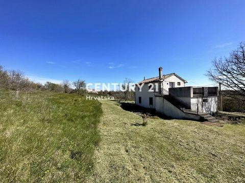 LABIN, MARTINSKI, GROSSES ANWESEN MIT EINEM STEINHAUS AN EINEM SEKUNDÄREN ORT In einem kleinen Dorf, nur 8 km vom Zentrum von Labin entfernt, verkaufen wir ein großes Anwesen mit einem Steinhaus von 90 m2. Die Fläche des Grundstücks, das das Gebäude ...