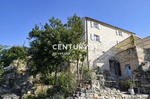 Questa bella casa in pietra si trova in una piccola città vicino a Buie, in cima a una collina, con vista panoramica sul mare, sulla zona circostante e sulla vicina Slovenia. La casa è realizzata in pietra, decorata con materiali naturali, ed è compo...