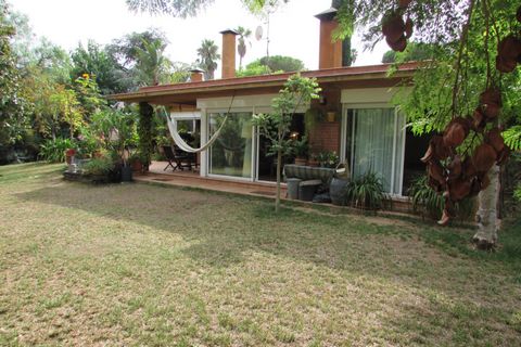 This is a sale of a house in a guarded urbanization Cala Sant Francesc in Blanes, on the Costa Brava. The city has a developed commercial infrastructure and offers all the rango of necessary services. Well-established well-established transport conne...