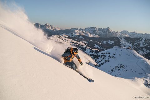 Questo accogliente residence con 2 camere da letto a Saalbach offre un soggiorno confortevole per un massimo di 5 persone, con 78 m² di spazio abitativo ben arredato. Situata ai piedi della pista da sci, la proprietà vanta splendide viste sulle monta...