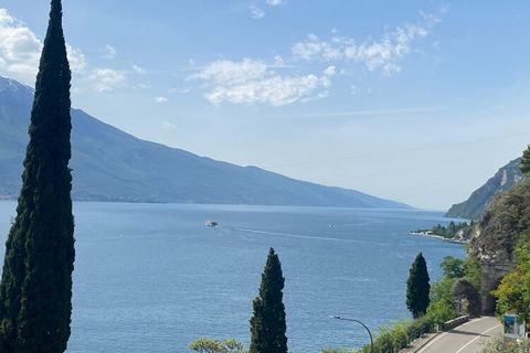 Vakantieresidentie met 6 mooie vakantieappartementen in Limone op een prachtige panoramische locatie. Omgeven door een olijfgaard, ligt het op slechts ongeveer 900 meter van het centrum, midden tussen de citroenboomgaarden en met een schilderachtig u...