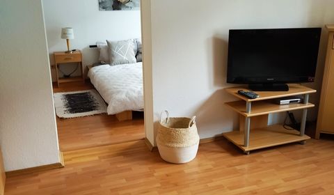 Das Apartment verfügt über ca. 50 m² und ist modern ausgestattet. Es gibt ein Schlafzimmer und einen seperaten Wohnbereich mit Sofa und TV sowie ein Bad mit Dusche und eine vollausgestattete Mini-Küche. Gegenüber im Treppenhaus befindet sich der Eing...