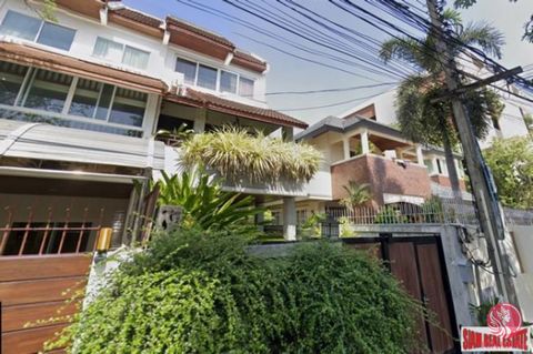 Cette propriété du centre de Bangkok est une trouvaille rare, située dans un quartier calme de la classe supérieure. Il y règne une atmosphère très paisible, il y a beaucoup d’arbres sans aucun bruit de circulation. Avec un accès facile à 2 stations ...