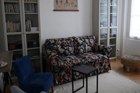 Im Herzen der Stadt, schöne helle Wohnung im 2. Stock inklusive: - Ein Eingang (1,7 m²) - Ein Zimmer (15,7 m²) mit Sofa, Sesseln, Tisch und Stühlen und Internetbox. - Eine zum Raum hin offene Küche (5,5 m²) ausgestattet und ausgestattet mit Cerankoch...