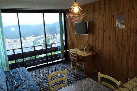 Residenz „Le Capcir“ REF: 70406-C59 Apartment im 1. Stock einer Residenz mit Aufzug und Parkplatz im Zentrum des Resorts Nach der Eingangshalle gibt es ein erstes Schlafzimmer mit einem Doppelbett, einem kleinen Einzelklappbett und Schränken. Ein zwe...