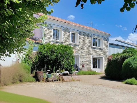 Maison en pierre avec une belle grange attenante