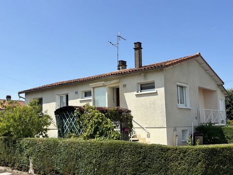 Charmante maison de 3 chambres avec sous-sol, garage et rénovations récentes  Ruffec