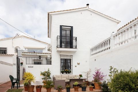 This lovely house is located in an idyllic urbanisation, just 350 meters from the beach and a 15-minute walk from the center of La Cala de Mijas. La Cortijera is a residential that offers the charm of a small village, with flower-filled pathways, inv...