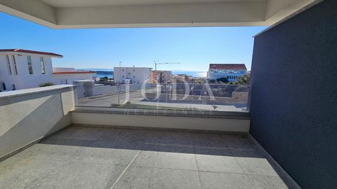Location: Ličko-senjska županija, Novalja, Novalja. New building with 6 apartments 500 meters from the beach and the center of Novalja. There are two apartments on the first floor and on both floors, one with one bedroom and a living room and the oth...