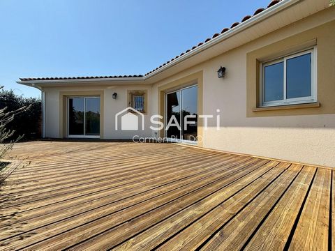Maison contemporaine de plain-pied : 3 chambres, piscine, jardin, à proximité immédiate des commodités.