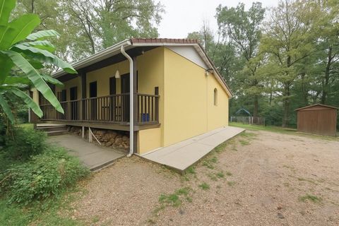 maison et dépendances dans un écrin de verdure