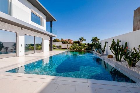 Ontdek deze moderne, minimalistische villa in de exclusieve Adeje. Het huis is ontworpen met een verfijnde smaak en combineert kunst, levendige kleuren en contrasterende elementen tot een unieke en stijlvolle ruimte. Begane Grond: Droomkeuken met koo...