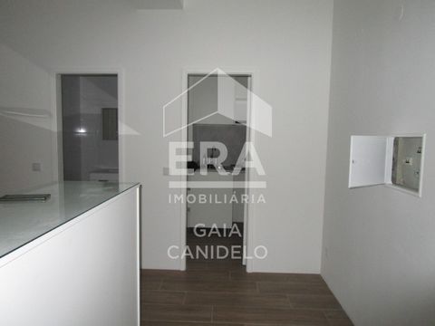 Discover the ideal space for your business! We have a 76 m² store available in a privileged location, next to Avenida da República. This busy location offers great visibility and easy access to all essential services, as well as being just a few step...
