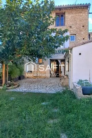 Au cœur de Pernes-les-Fontaines, charmante maison en pierre de 170 m² offrant authenticité . Jardin intime, grand garage, beaux volumes. À deux pas des commerces, écoles et commodités du village. Une rare opportunité pour vivre dans un cadr...