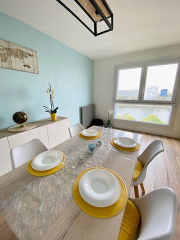 Ile de Nantes - Vue LOIRE exceptionnelle - A proximité du Pont Tabarly - Gare SNCF 1 Boulevard Alexandre Millerand. Logement disponible immédiatement *Caution Solidaire - *GLI sur ce bien. Cet appartement standing avec une vue sur la Loire, meublé de...