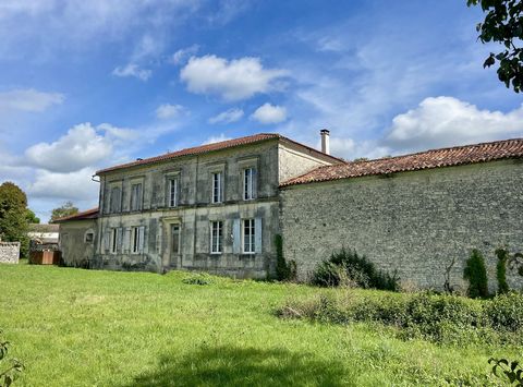 Maison de Maître à finir rénover, dépendances, vue dégagée